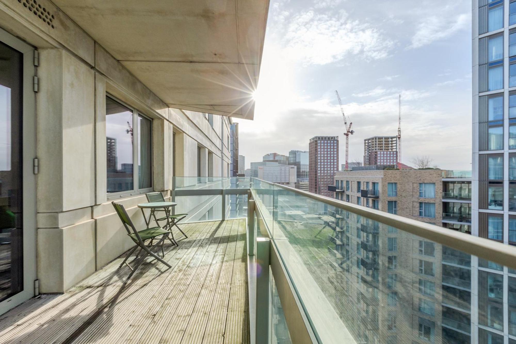 New Listing! 2Br With Balcony In Stratford, 3Min Dlr Apartment London Exterior photo