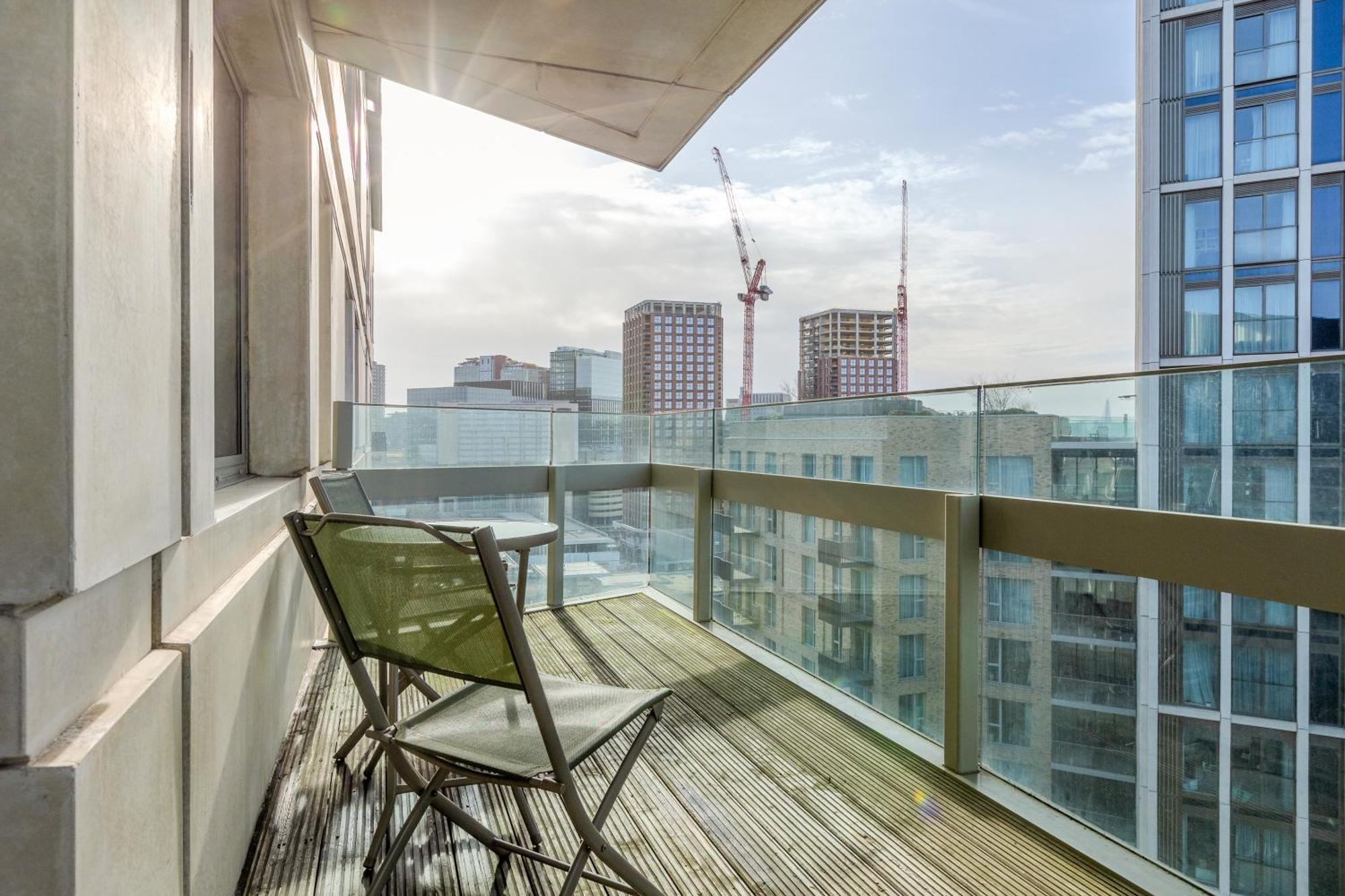 New Listing! 2Br With Balcony In Stratford, 3Min Dlr Apartment London Exterior photo